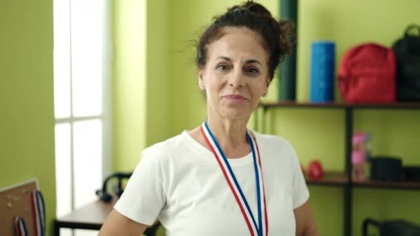 Middle Age Hispanic Woman Wearing Gold Medal Standing Sport Center — Αρχείο Βίντεο
