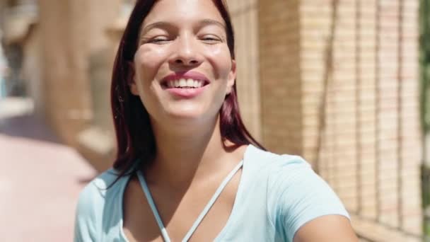 Νεαρή Όμορφη Ισπανόφωνη Γυναίκα Χαμογελά Σίγουρος Έχοντας Βιντεοκλήση Στο Δρόμο — Αρχείο Βίντεο
