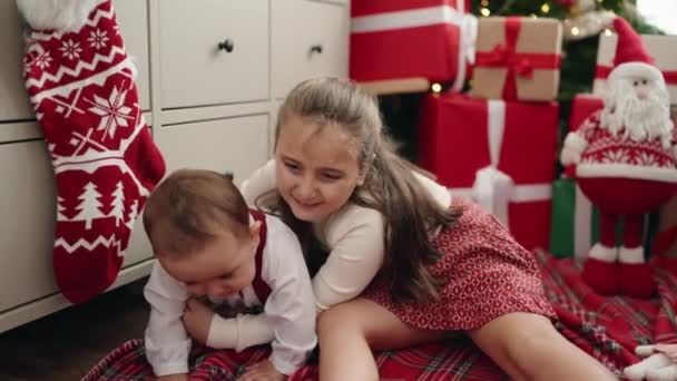 Αδελφός Και Αδελφή Κάθονται Στο Πάτωμα Χριστουγεννιάτικα Δώρα Κλαίγοντας Στο — Αρχείο Βίντεο