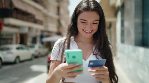 年轻的恐慌女人在街上用智能手机和信用卡 — 图库视频影像