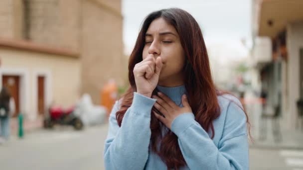 Young Hispanic Woman Coughing Street — Αρχείο Βίντεο