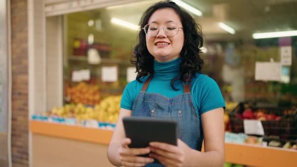 Young Chinese Woman Employee Smiling Confident Holding Data Phone Fruit — Stock video