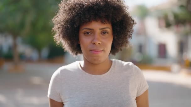 Молодая Американка Африки Улыбается Уверенно Стоя Парке — стоковое видео