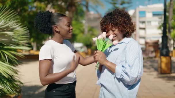 Африканские Американские Женщины Мать Дочь Сюрприз Букет Цветов Подарок Парке — стоковое видео