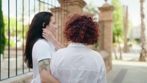 Dvě Ženy Matka Dcera Objímající Navzájem Ukazující Prstem Ulici — Stock video