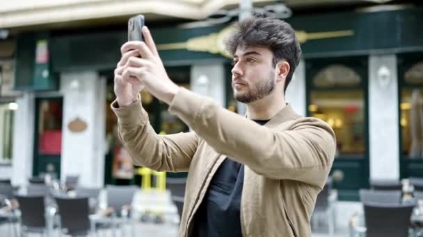 Joven Hombre Hispano Grabando Video Por Smartphone Terraza Cafetería — Vídeos de Stock