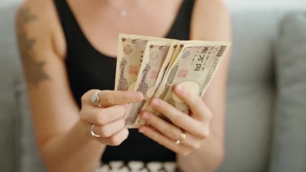 Młoda Kobieta Liczy Japońskie Banknoty Jenowe Domu — Wideo stockowe