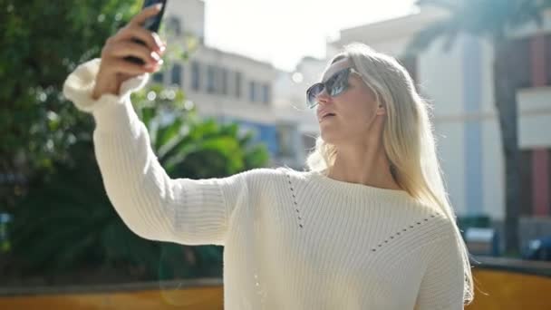 Mujer Rubia Joven Sonriendo Confiado Haciendo Selfie Por Teléfono Inteligente — Vídeos de Stock
