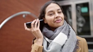 Sokakta sesli mesaj dinleyen genç, güzel bir İspanyol kadın.