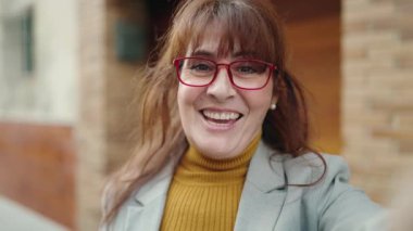 Orta yaşlı kadın yöneticinin elinde sokaktaki yeni evin anahtarı var.