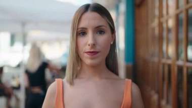 Sokakta kendine güvenen güzel İspanyol bir kadın.