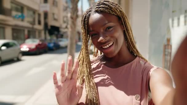 Afro Américaine Femme Souriant Confiant Ayant Appel Vidéo Rue — Video
