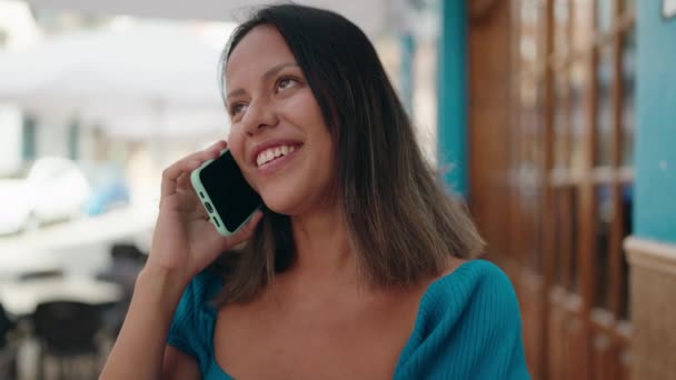 Jeune Femme Hispanique Souriant Confiant Parler Sur Smartphone Rue — Video