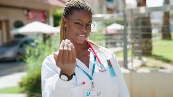 Africano Americano Mulher Médico Sorrindo Confiante Fazendo Vinda Gesto Parque — Vídeo de Stock