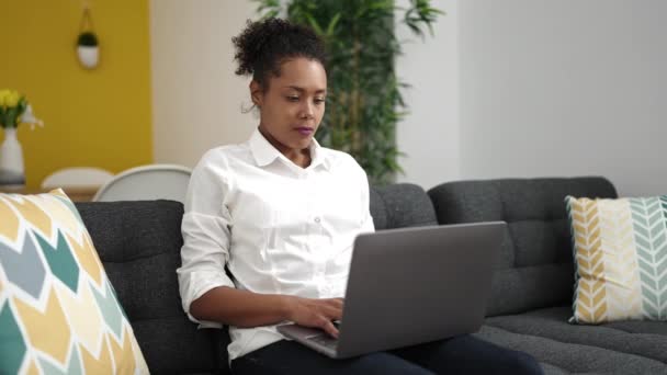 Afrikansk Amerikansk Kvinna Använder Laptop Med Olyckliga Uttryck Hemma — Stockvideo