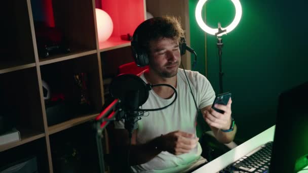 스카이 퍼맨은 웃으면서 자신감 스튜디오에서 스마트폰으로 셀카를 만들어 — 비디오