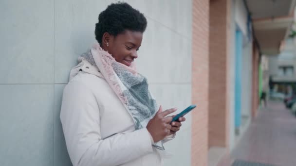 Young African American Woman Smiling Confident Using Smartphone Street — ストック動画