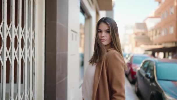 Ung Kaukasisk Kvinna Ler Säker Stående Gatan — Stockvideo