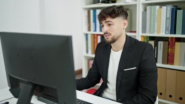 Jovem Árabe Homem Estudante Usando Computador Estudando Sala Aula Universidade — Vídeo de Stock
