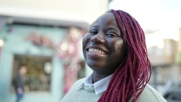 Afrikaanse Vrouw Met Gevlochten Haar Glimlachend Zelfverzekerd Straat — Stockvideo