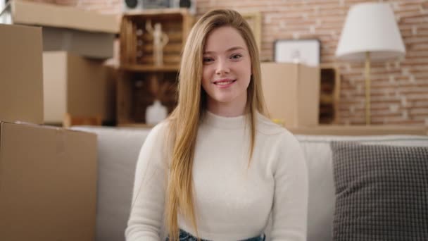 Młoda Blondynka Uśmiechnięta Pewnie Robi Znak Serca Rękami Nowym Domu — Wideo stockowe