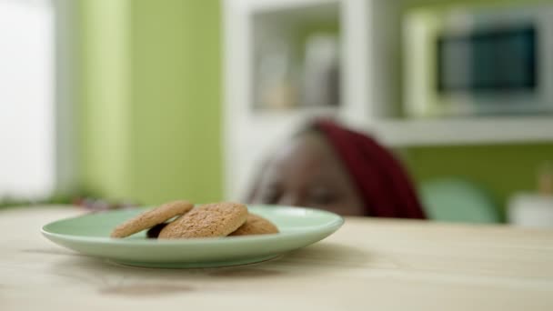 Afričanka Copánky Drží Cookie Sedí Stole Jídelně — Stock video
