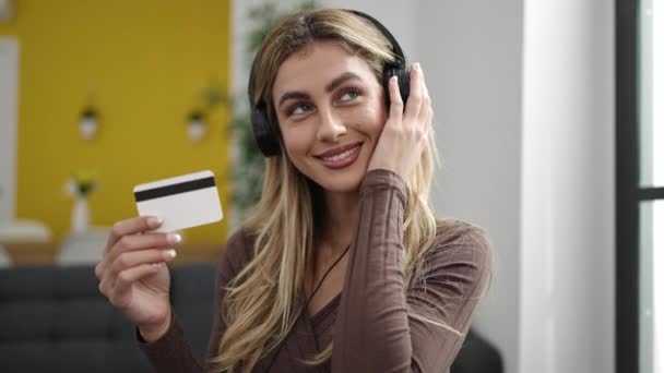 Молода Блондинка Має Відеодзвінок Тримає Кредитну Картку Вдома — стокове відео