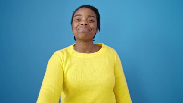 Африканская Американка Улыбается Уверенно Указывая Ключ Новой Машины Изолированном Синем — стоковое видео