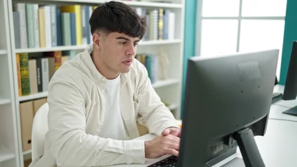 Jovem Estudante Hispânico Estressado Usando Computador Estudando Universidade Biblioteca — Vídeo de Stock