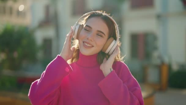 Joven Rubia Sonriendo Confiada Escuchando Música Parque — Vídeos de Stock