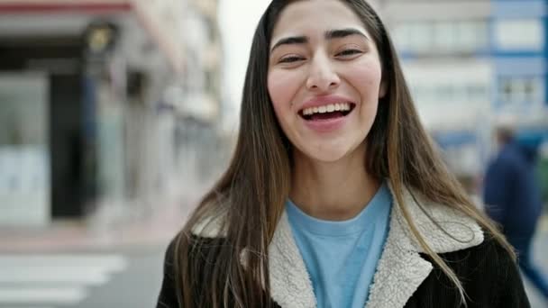 Sokakta Kendine Güvenen Güzel Spanyol Bir Kadın — Stok video