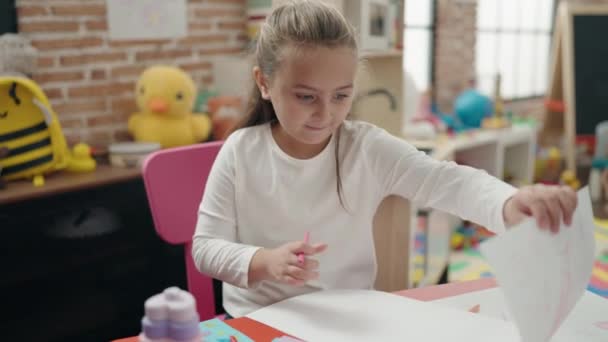 Entzückende Hispanische Studentin Sitzt Auf Tisch Und Zeichnet Auf Papier — Stockvideo