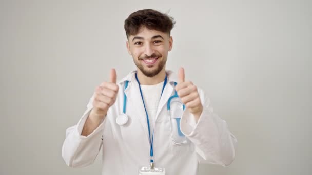 Hombre Árabe Joven Médico Haciendo Pulgares Hacia Arriba Sobre Fondo — Vídeos de Stock