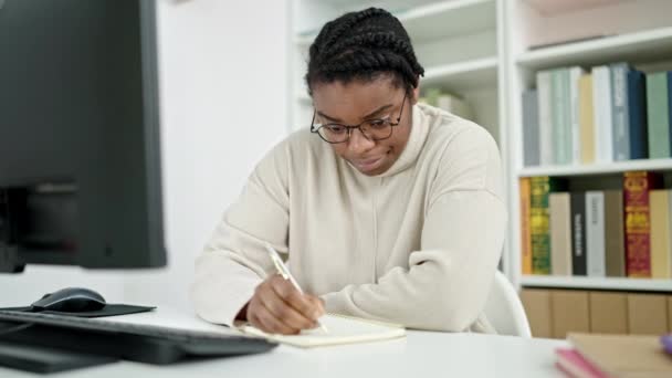 Afro Americana Estudante Escrevendo Notas Sofrendo Dor Nas Costas Universidade — Vídeo de Stock