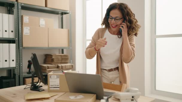 Kobieta Średnim Wieku Commerce Pracownik Biznesu Rozmawia Smartfonie Pomocą Laptopa — Wideo stockowe