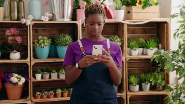 アフリカ系アメリカ人女性花屋でスマートフォンで自画自賛 — ストック動画