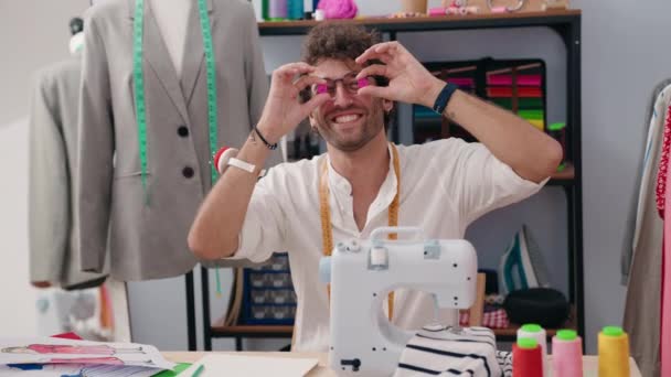 Jovem Hispânico Alfaiate Sorrindo Confiante Segurando Botões Sobre Olhos Fábrica — Vídeo de Stock