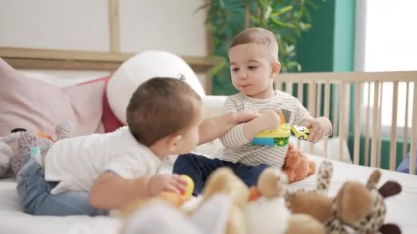 Deux Adorables Tout Petits Assis Sur Lit Jouant Dans Chambre — Video