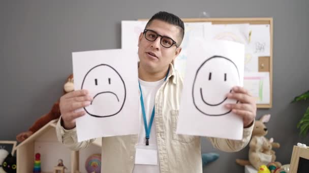Fiatal Spanyol Férfi Aki Tanárként Dolgozik Érzelemterápiát Tart Óvodában — Stock videók