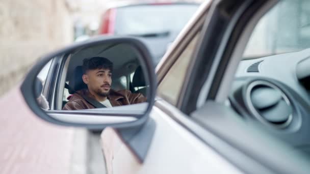 Jovem Árabe Homem Sentado Carro Rua — Vídeo de Stock