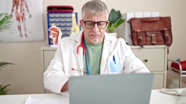 Médico Cabelos Grisalhos Meia Idade Usando Laptop Trabalhando Clínica — Vídeo de Stock