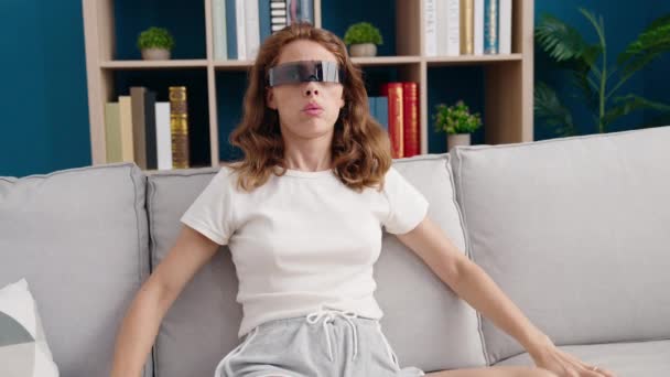 Mladý Krásný Hispánec Žena Hrát Videohry Pomocí Virtuální Reality Brýle — Stock video