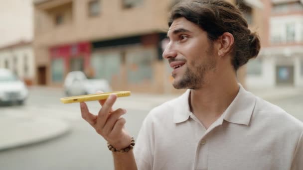 Νεαρός Ισπανόφωνος Άντρας Χαμογελάει Αυτοπεποίθηση Μιλώντας Στο Smartphone Στο Δρόμο — Αρχείο Βίντεο