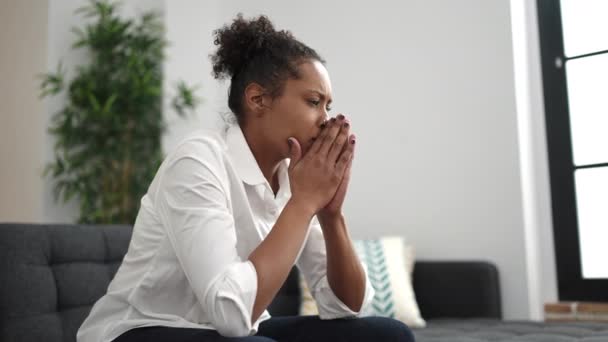 Africano Americano Mulher Sentada Sofá Com Expressão Estressada Casa — Vídeo de Stock