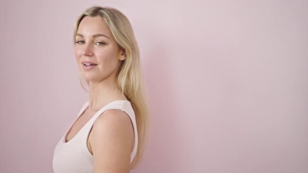 Young Blonde Woman Smiling Confident Standing Isolated Pink Background — Stock video
