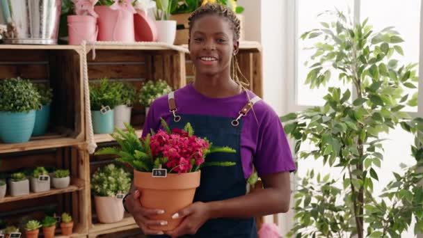 Африканська Американська Жінка Флористка Посміхається Впевнено Утримуючи Рослину Флорі — стокове відео