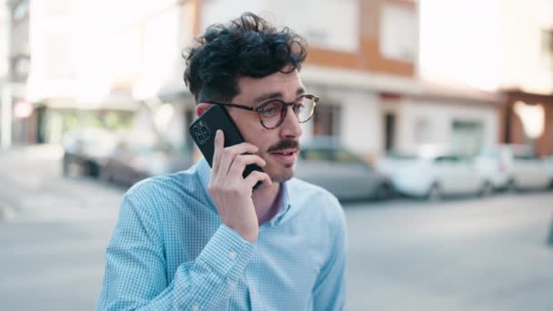 Genç Spanyol Adam Caddede Akıllı Telefondan Konuşuyor — Stok video