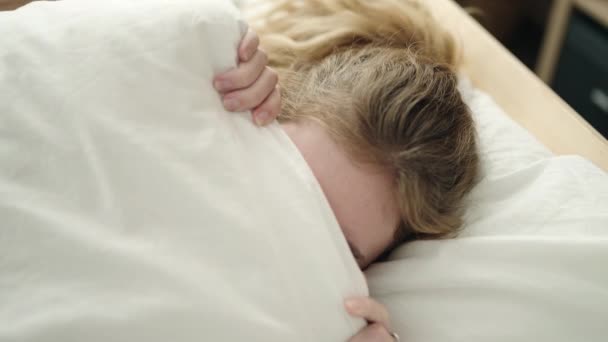 Молодая Блондинка Лежит Кровати Покрывая Лицо Одеялом Спальне — стоковое видео