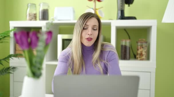 Ung Blond Kvinna Använder Laptop Dans Hemma — Stockvideo