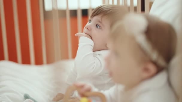 Två Bedårande Barn Suger Finger Sitter Vaggan Sovrummet — Stockvideo